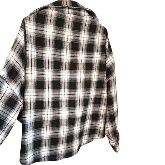 🎁SHEIN Flannel Button up Shirt with Front Tuck in Style - Picture 3 of 4